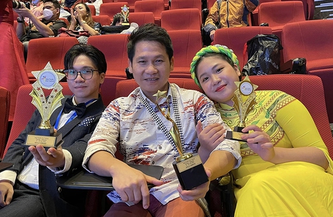 Ảnh vui sao Việt 24-11: Jennifer Phạm bé nhỏ trong vòng tay con trai Bảo Nam - Ảnh 8. Ảnh vui sao Việt 24-11: Jennifer Phạm bé nhỏ trong vòng tay con trai Bảo Nam - Ảnh 8.