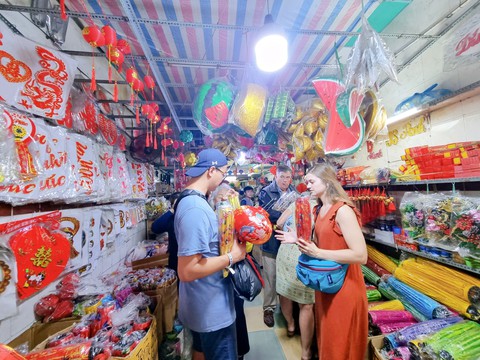 Thị trường đồ trang trí Giáng sinh nhộn nhịp vào mùa - Ảnh 2. Thị trường đồ trang trí Giáng sinh nhộn nhịp vào mùa - Ảnh 2.