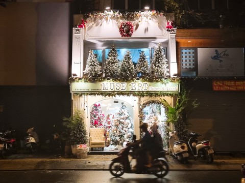 Thị trường đồ trang trí Giáng sinh nhộn nhịp vào mùa - Ảnh 4. Thị trường đồ trang trí Giáng sinh nhộn nhịp vào mùa - Ảnh 4.