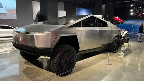 Triển lãm Tesla: Từ sự xấu hổ của Elon Musk tới tai nạn và thành công của Tesla - Ảnh 1. Triển lãm Tesla: Từ sự xấu hổ của Elon Musk tới tai nạn và thành công của Tesla - Ảnh 1.