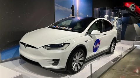 Triển lãm Tesla: Từ sự xấu hổ của Elon Musk tới tai nạn và thành công của Tesla - Ảnh 10. Triển lãm Tesla: Từ sự xấu hổ của Elon Musk tới tai nạn và thành công của Tesla - Ảnh 10.