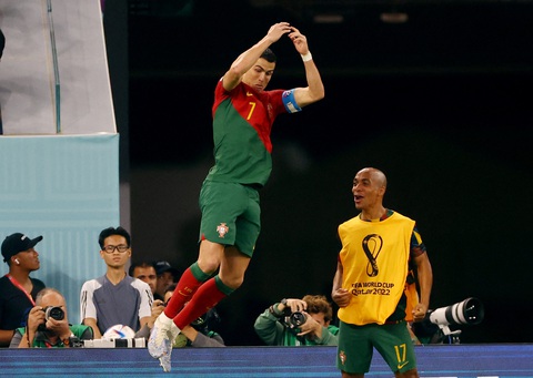 Ronaldo lập kỷ lục ghi bàn tại 5 kỳ World Cup - Ảnh 1. Ronaldo lập kỷ lục ghi bàn tại 5 kỳ World Cup - Ảnh 1.