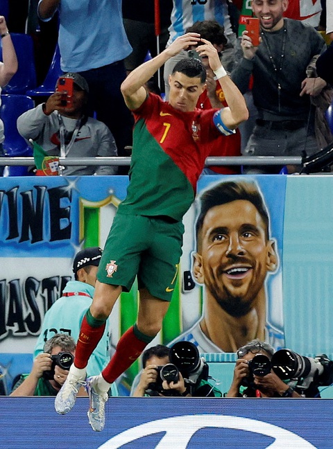 Ronaldo là Cầu thủ xuất sắc nhất trận, báo chí châu Âu nói thẳng trò hề - Ảnh 1. Ronaldo là Cầu thủ xuất sắc nhất trận, báo chí châu Âu nói thẳng trò hề - Ảnh 1.