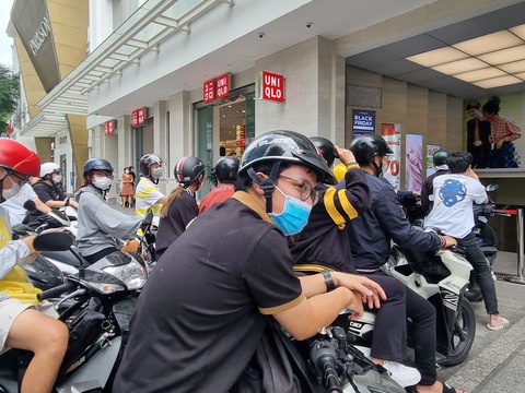 Dù mưa, một số bãi gửi xe ở TP.HCM vẫn quá tải dịp Black Friday - Ảnh 3. Dù mưa, một số bãi gửi xe ở TP.HCM vẫn quá tải dịp Black Friday - Ảnh 3.