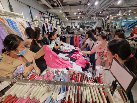 Dù mưa, một số bãi gửi xe ở TP.HCM vẫn quá tải dịp Black Friday - Ảnh 1. Dù mưa, một số bãi gửi xe ở TP.HCM vẫn quá tải dịp Black Friday - Ảnh 1.