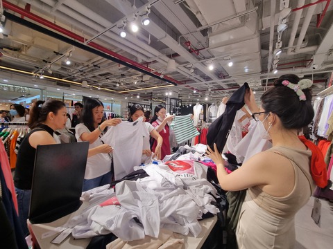 Dù mưa, một số bãi gửi xe ở TP.HCM vẫn quá tải dịp Black Friday - Ảnh 2. Dù mưa, một số bãi gửi xe ở TP.HCM vẫn quá tải dịp Black Friday - Ảnh 2.