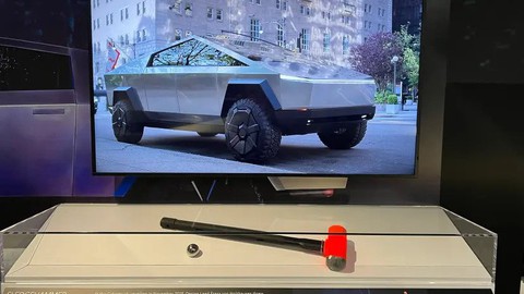 Triển lãm Tesla: Từ sự xấu hổ của Elon Musk tới tai nạn và thành công của Tesla - Ảnh 3. Triển lãm Tesla: Từ sự xấu hổ của Elon Musk tới tai nạn và thành công của Tesla - Ảnh 3.