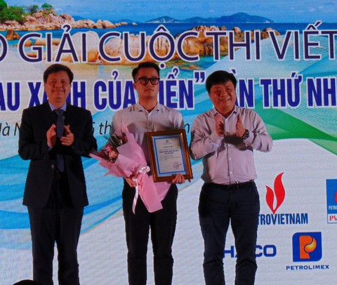 ‘Thở đi nào biển ơi’ nhất thi viết ‘Cùng giữ màu xanh của biển’ - Ảnh 2. ‘Thở đi nào biển ơi’ nhất thi viết ‘Cùng giữ màu xanh của biển’ - Ảnh 2.