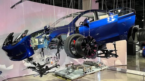 Triển lãm Tesla: Từ sự xấu hổ của Elon Musk tới tai nạn và thành công của Tesla - Ảnh 4. Triển lãm Tesla: Từ sự xấu hổ của Elon Musk tới tai nạn và thành công của Tesla - Ảnh 4.