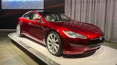 Triển lãm Tesla: Từ sự xấu hổ của Elon Musk tới tai nạn và thành công của Tesla - Ảnh 5. Triển lãm Tesla: Từ sự xấu hổ của Elon Musk tới tai nạn và thành công của Tesla - Ảnh 5.