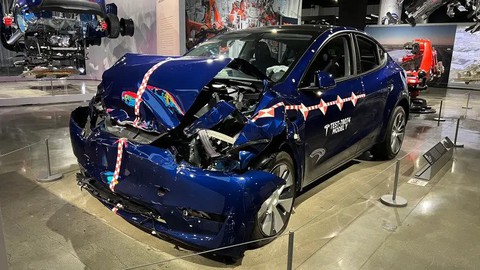 Triển lãm Tesla: Từ sự xấu hổ của Elon Musk tới tai nạn và thành công của Tesla - Ảnh 7. Triển lãm Tesla: Từ sự xấu hổ của Elon Musk tới tai nạn và thành công của Tesla - Ảnh 7.