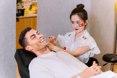 Ảnh vui 25-11: Bồ Đào Nha thắng, ai tên Ronaldo được lấy ráy tai miễn phí - Ảnh 1. Ảnh vui 25-11: Bồ Đào Nha thắng, ai tên Ronaldo được lấy ráy tai miễn phí - Ảnh 1.