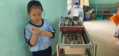 Ai cần làm răng sứ thẩm mỹ? - Ảnh 1. Trẻ chải răng ở trường. Bác sĩ khuyến cáo cần chăm sóc răng miệng từ sớm để có hàm răng trắng, đều, đẹp