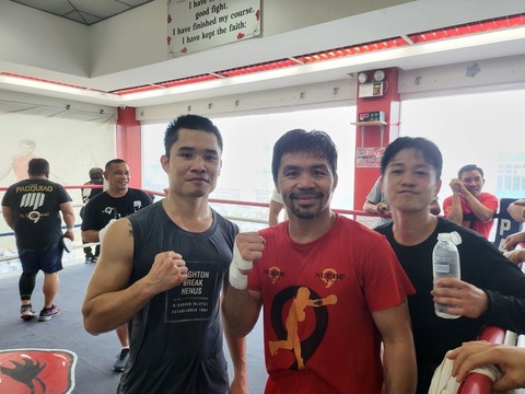 Đinh Hồng Quân được Manny Pacquiao truyền bí kíp - Ảnh 1. Đinh Hồng Quân được Manny Pacquiao truyền bí kíp - Ảnh 1.