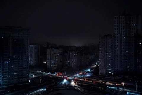 Ukraine tối om sau những trận không kích của Nga - Ảnh 3. Ukraine tối om sau những trận không kích của Nga - Ảnh 3.