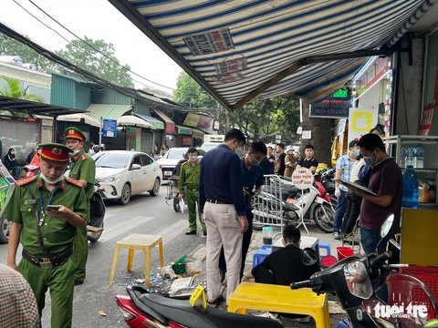 Cô bán trà đá ở Hà Nội bị cứa cổ ngay trên phố - Ảnh 1. Cô bán trà đá ở Hà Nội bị cứa cổ ngay trên phố - Ảnh 1.