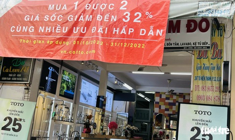 Vật liệu xây dựng khuyến mãi tưng bừng, khách vẫn chẳng đoái hoài - Ảnh 1. Vật liệu xây dựng khuyến mãi tưng bừng, khách vẫn chẳng đoái hoài - Ảnh 1.