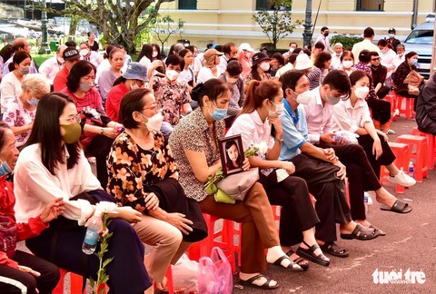 Bị cáo Quỳnh Trang khóc, khai không lý giải được hành vi tàn nhẫn của mình - Ảnh 2. Bị cáo Quỳnh Trang khóc, khai không lý giải được hành vi tàn nhẫn của mình - Ảnh 2.