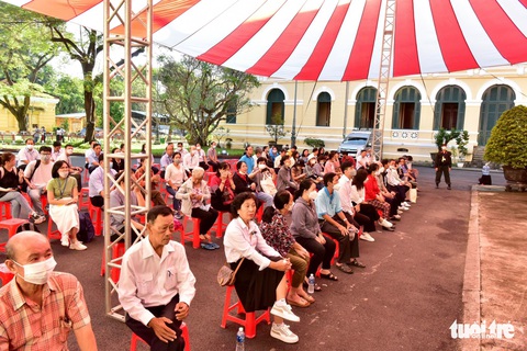 Xét xử vụ bé gái 8 tuổi bị bạo hành đến chết: Mẹ ruột xin vắng mặt vì lý do sức khỏe - Ảnh 6. Xét xử vụ bé gái 8 tuổi bị bạo hành đến chết: Mẹ ruột xin vắng mặt vì lý do sức khỏe - Ảnh 6.