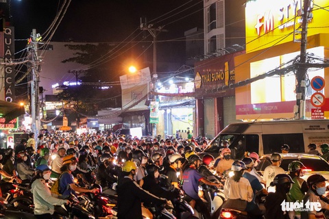 Cột đèn xanh đèn đỏ cứ vàng hoài, ngã tư Ung Văn Khiêm - Nguyễn Gia Trí ‘vỡ trận - Ảnh 3. Cột đèn xanh đèn đỏ cứ vàng hoài, ngã tư Ung Văn Khiêm - Nguyễn Gia Trí ‘vỡ trận - Ảnh 3.