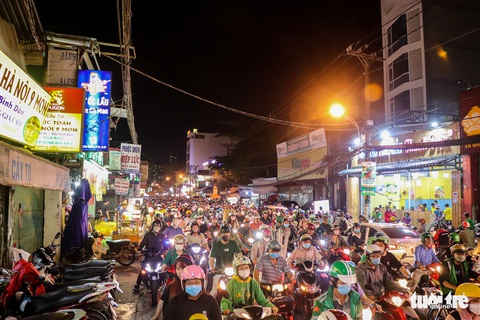 Cột đèn xanh đèn đỏ cứ vàng hoài, ngã tư Ung Văn Khiêm - Nguyễn Gia Trí ‘vỡ trận - Ảnh 1. Cột đèn xanh đèn đỏ cứ vàng hoài, ngã tư Ung Văn Khiêm - Nguyễn Gia Trí ‘vỡ trận - Ảnh 1.