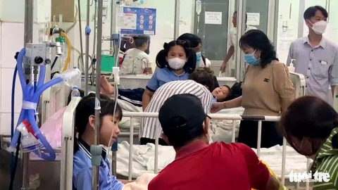 Nhiều học sinh lớp 3 nhập viện sau khi uống sữa ở trường - Ảnh 1. Nhiều học sinh lớp 3 nhập viện sau khi uống sữa ở trường - Ảnh 1.