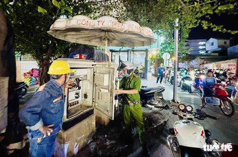 Cột đèn xanh đèn đỏ cứ vàng hoài, ngã tư Ung Văn Khiêm - Nguyễn Gia Trí ‘vỡ trận - Ảnh 5. Cột đèn xanh đèn đỏ cứ vàng hoài, ngã tư Ung Văn Khiêm - Nguyễn Gia Trí ‘vỡ trận - Ảnh 5.