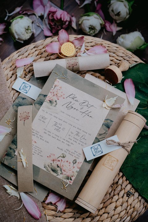 Hoa hậu Ngọc Hân khoe cây thiệp cưới cực lạ từ ống tre - Ảnh 1. Hoa hậu Ngọc Hân khoe cây thiệp cưới cực lạ từ ống tre - Ảnh 1.
