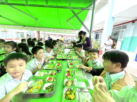 Với 20.000 đồng, học sinh TP.HCM ăn gì trong bữa trưa giữa thời vật giá leo thang? - Ảnh 1. Với 20.000 đồng, học sinh TP.HCM ăn gì trong bữa trưa giữa thời vật giá leo thang? - Ảnh 1.