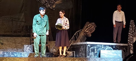 Nỗi buồn chiến tranh lần đầu lên sàn kịch - Ảnh 3. Nỗi buồn chiến tranh lần đầu lên sàn kịch - Ảnh 3.
