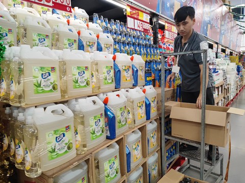 Dù mưa, một số bãi gửi xe ở TP.HCM vẫn quá tải dịp Black Friday - Ảnh 6. Dù mưa, một số bãi gửi xe ở TP.HCM vẫn quá tải dịp Black Friday - Ảnh 6.