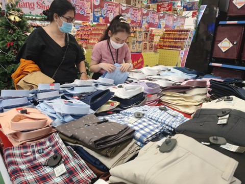 Dù mưa, một số bãi gửi xe ở TP.HCM vẫn quá tải dịp Black Friday - Ảnh 5. Dù mưa, một số bãi gửi xe ở TP.HCM vẫn quá tải dịp Black Friday - Ảnh 5.