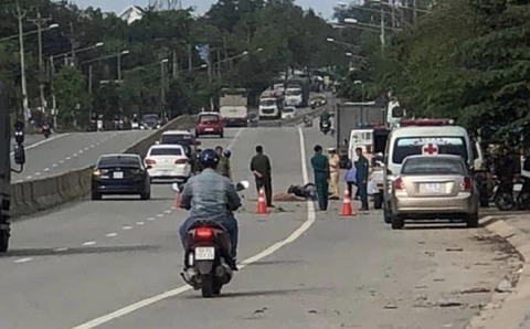 Ngại đi xa, thanh niên chạy ngược chiều trên quốc lộ 13, tông xe khiến 2 người chết tại chỗ - Ảnh 1. Ngại đi xa, thanh niên chạy ngược chiều trên quốc lộ 13, tông xe khiến 2 người chết tại chỗ - Ảnh 1.