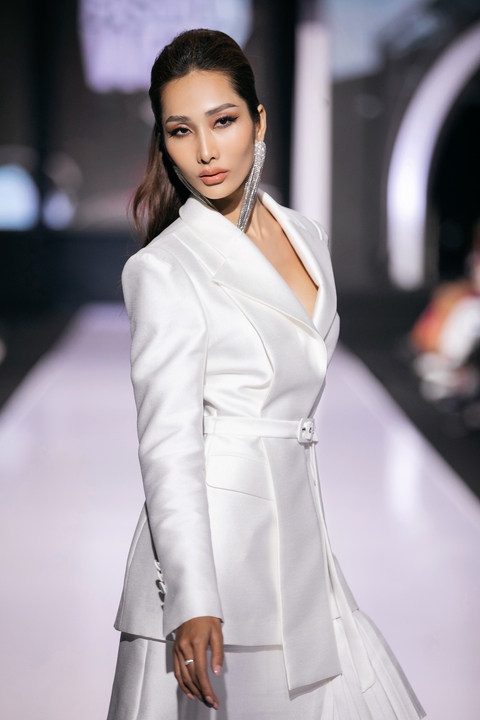 Siêu mẫu Thanh Hằng quyến rũ khi hóa thân thành ‘quý cô Paris’ - Ảnh 6. Siêu mẫu Thanh Hằng quyến rũ khi hóa thân thành ‘quý cô Paris’ - Ảnh 6.