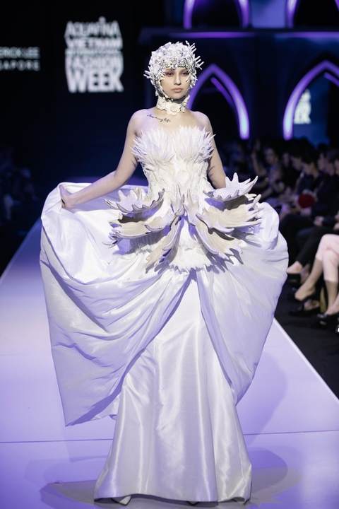 ‘Nhà thiết kế của các ngôi sao nổi tiếng TVB’ Frederick Lee trình làng bộ sưu tập mới - Ảnh 11. ‘Nhà thiết kế của các ngôi sao nổi tiếng TVB’ Frederick Lee trình làng bộ sưu tập mới - Ảnh 11.