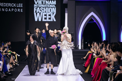 ‘Nhà thiết kế của các ngôi sao nổi tiếng TVB’ Frederick Lee trình làng bộ sưu tập mới - Ảnh 12. ‘Nhà thiết kế của các ngôi sao nổi tiếng TVB’ Frederick Lee trình làng bộ sưu tập mới - Ảnh 12.