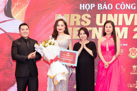 Bà trùm vương miện các cuộc thi hoa hậu trong nước đi thi... hoa hậu quốc tế - Ảnh 1. Bà trùm vương miện các cuộc thi hoa hậu trong nước đi thi... hoa hậu quốc tế - Ảnh 1.
