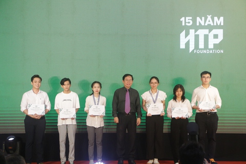 15 năm đồng hành với ước mơ vươn mình ra biển lớn của học bổng Huỳnh Tấn Phát - Ảnh 2. 15 năm đồng hành với ước mơ vươn mình ra biển lớn của học bổng Huỳnh Tấn Phát - Ảnh 2.