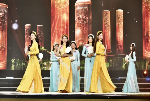 Chung khảo Hoa hậu Việt Nam 2022: Quảng cáo lộ liễu gây tranh cãi - Ảnh 2. Chung khảo Hoa hậu Việt Nam 2022: Quảng cáo lộ liễu gây tranh cãi - Ảnh 2.