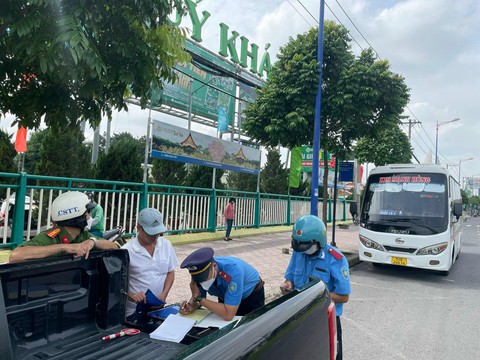 TP.HCM kiên quyết xử lý xe dù bến cóc - Ảnh 1. TP.HCM kiên quyết xử lý xe dù bến cóc - Ảnh 1.