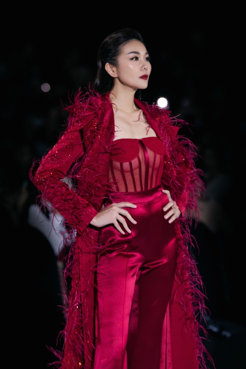Siêu mẫu Thanh Hằng quyến rũ khi hóa thân thành ‘quý cô Paris’ - Ảnh 3. Siêu mẫu Thanh Hằng quyến rũ khi hóa thân thành ‘quý cô Paris’ - Ảnh 3.