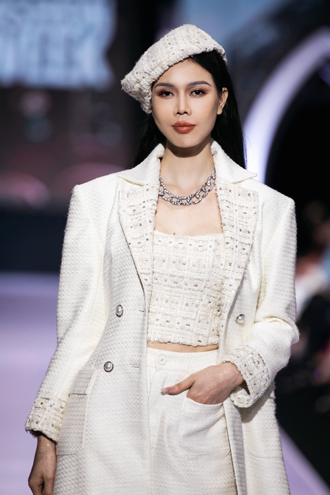 Siêu mẫu Thanh Hằng quyến rũ khi hóa thân thành ‘quý cô Paris’ - Ảnh 9. Siêu mẫu Thanh Hằng quyến rũ khi hóa thân thành ‘quý cô Paris’ - Ảnh 9.