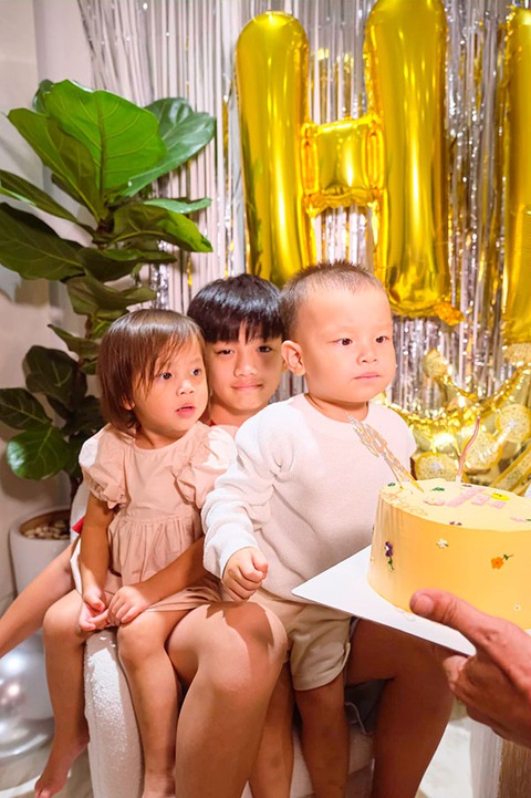Hồ Ngọc Hà xúc động vì được ba con mừng sinh nhật - Ảnh 2. Hồ Ngọc Hà xúc động vì được ba con mừng sinh nhật - Ảnh 2.