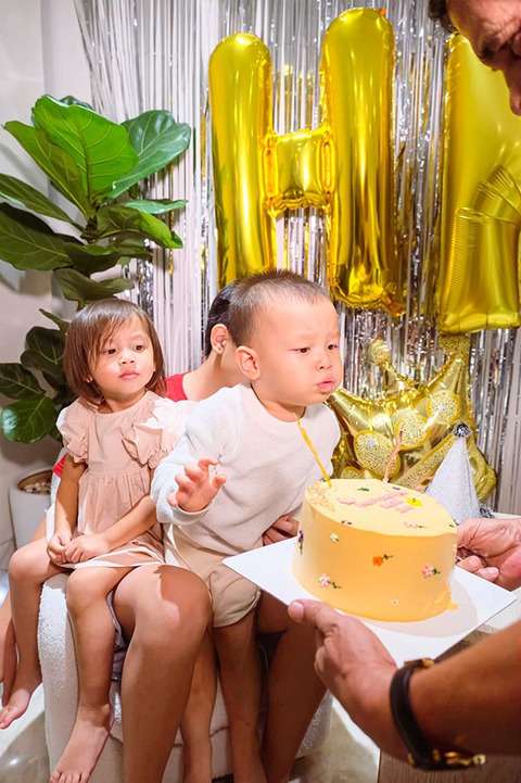 Hồ Ngọc Hà xúc động vì được ba con mừng sinh nhật - Ảnh 3. Hồ Ngọc Hà xúc động vì được ba con mừng sinh nhật - Ảnh 3.