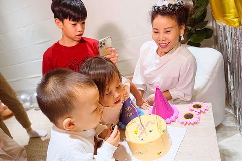 Hồ Ngọc Hà xúc động vì được ba con mừng sinh nhật - Ảnh 4. Hồ Ngọc Hà xúc động vì được ba con mừng sinh nhật - Ảnh 4.