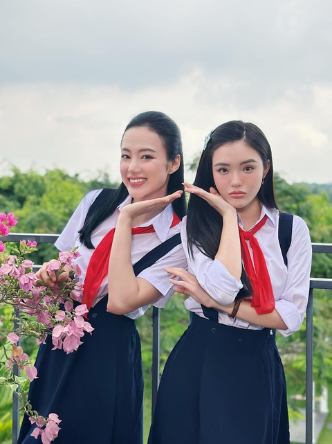 Angela Phương Trinh - Nhật Hạ lầy lội diễn lại cảnh ẩu đả trong Mùi ngò gai sau 16 năm - Ảnh 3. Angela Phương Trinh - Nhật Hạ lầy lội diễn lại cảnh ẩu đả trong Mùi ngò gai sau 16 năm - Ảnh 3.