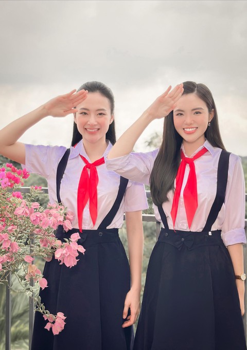 Angela Phương Trinh - Nhật Hạ lầy lội diễn lại cảnh ẩu đả trong Mùi ngò gai sau 16 năm - Ảnh 1. Angela Phương Trinh - Nhật Hạ lầy lội diễn lại cảnh ẩu đả trong Mùi ngò gai sau 16 năm - Ảnh 1.