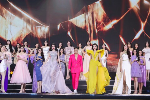 Chung khảo Hoa hậu Việt Nam 2022: Quảng cáo lộ liễu gây tranh cãi - Ảnh 3. Chung khảo Hoa hậu Việt Nam 2022: Quảng cáo lộ liễu gây tranh cãi - Ảnh 3.