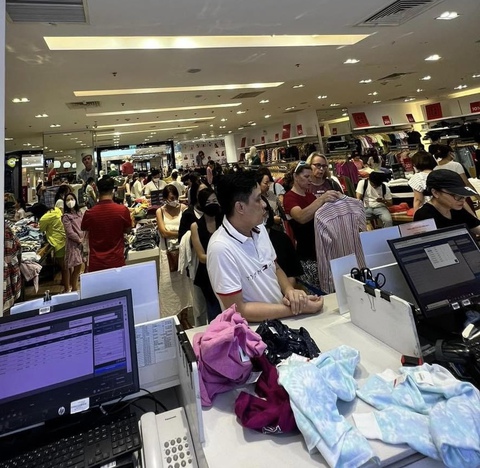 Hóa đơn tính tiền dài cả mét dịp Black Friday ở TP.HCM - Ảnh 1. Hóa đơn tính tiền dài cả mét dịp Black Friday ở TP.HCM - Ảnh 1.