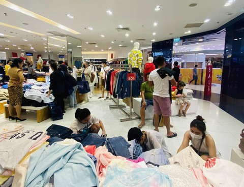 Hóa đơn tính tiền dài cả mét dịp Black Friday ở TP.HCM - Ảnh 3. Hóa đơn tính tiền dài cả mét dịp Black Friday ở TP.HCM - Ảnh 3.